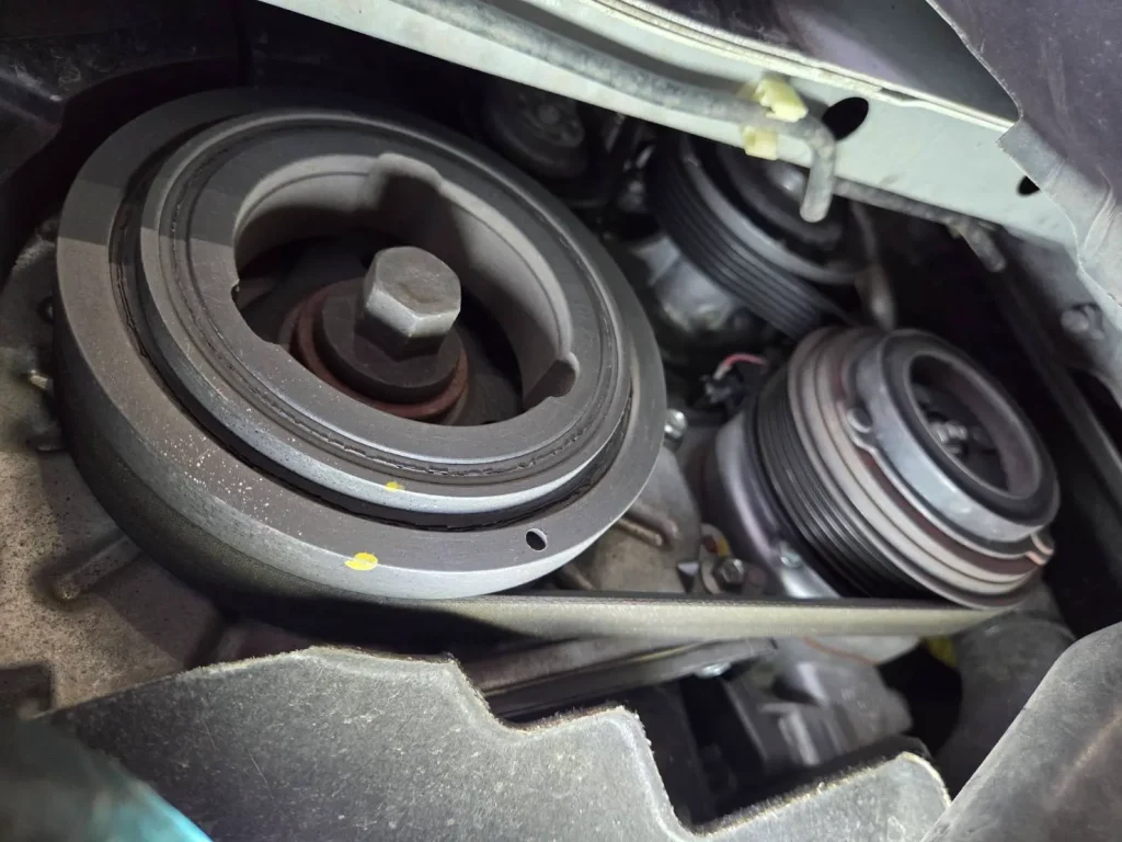 MAZDA CX-5（白）ファンベルト部分を撮影（交換前）