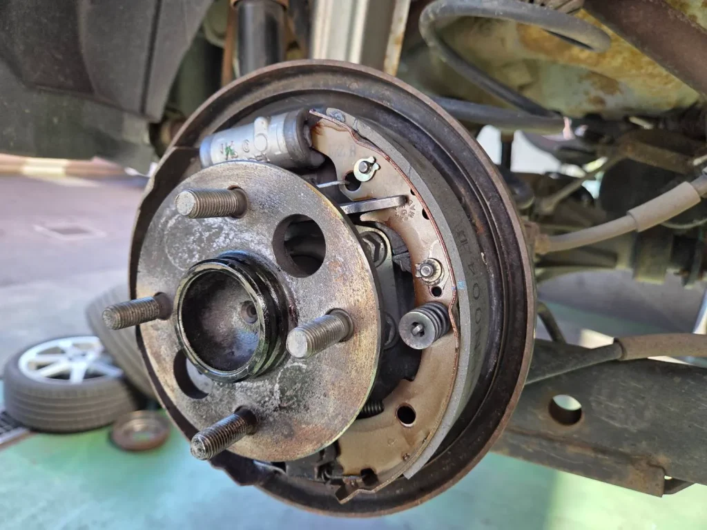 トヨタBbリヤブレーキ前側のリーディングシュー交換後の写真