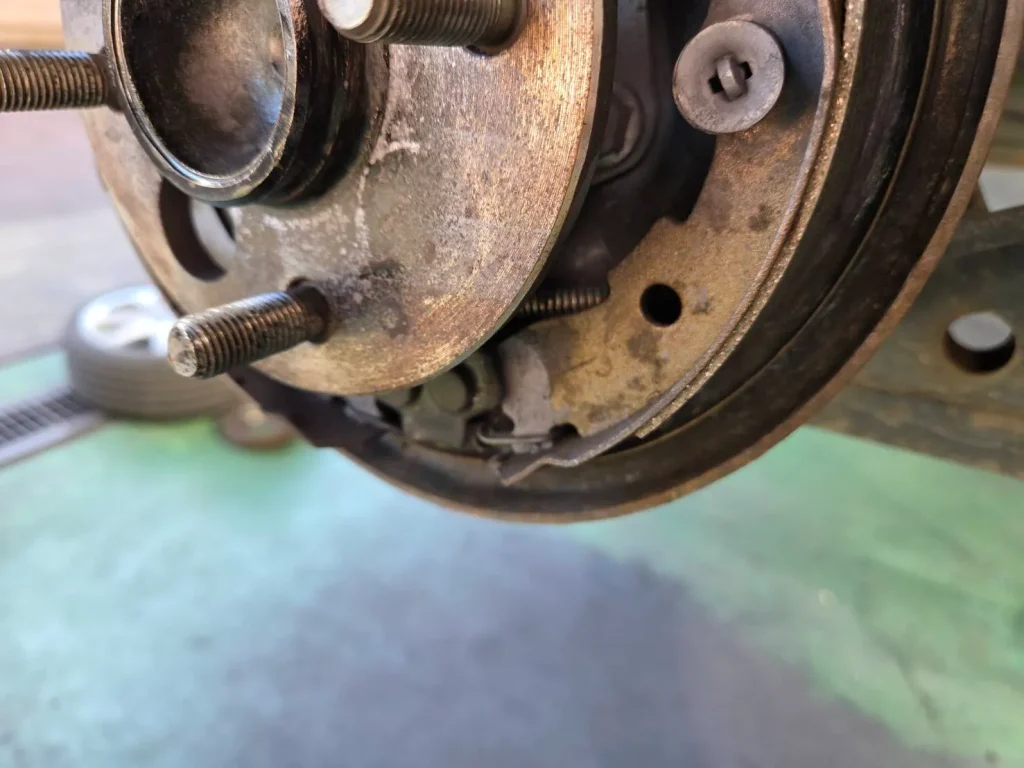 トヨタBbリヤブレーキ前側のリーディングシュー交換前の写真