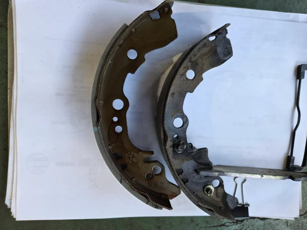 トヨタBbリアブレーキリーディングシューを摩耗したものと新品を並べた写真
