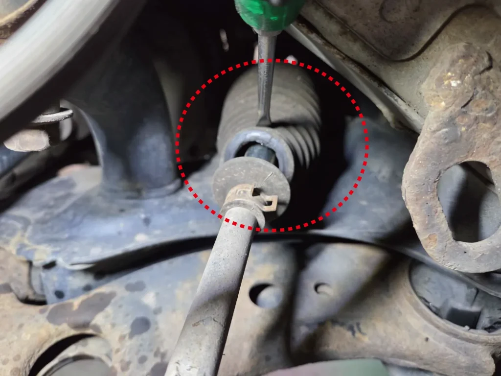 トヨタBbの前輪ラックエンド(交換前)