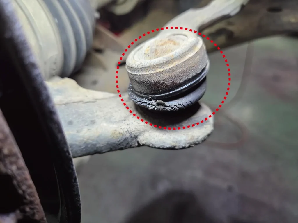 トヨタBbの前輪タイロッドエンド(交換前)