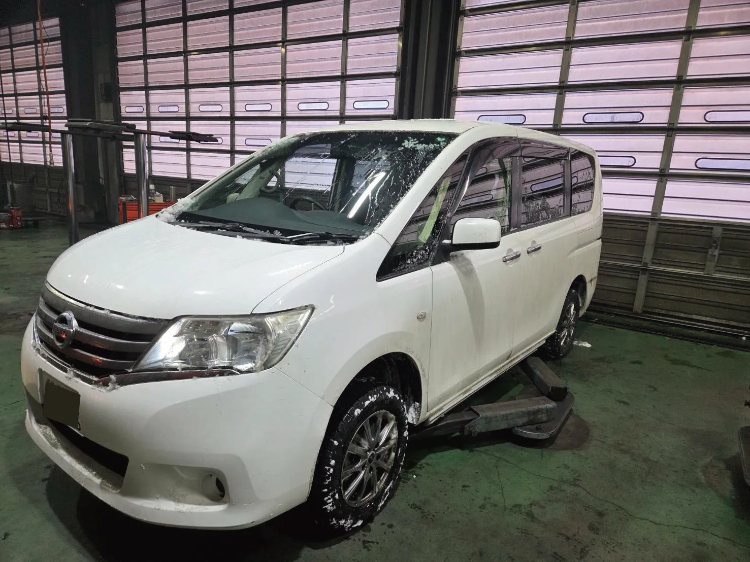 オイル交換のご依頼を頂いたお客様のパールホワイト日産セレナ