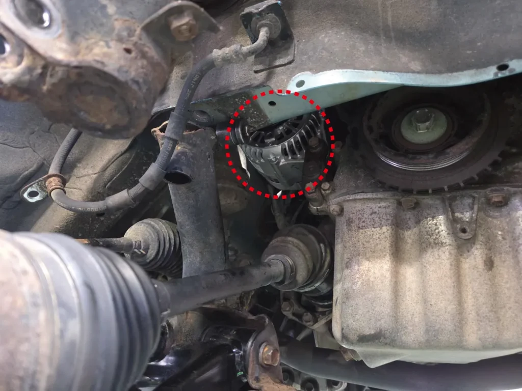 マツダ・フレア（ブルー）のオルタネーター部分を撮影（交換した後）ビフォー写真