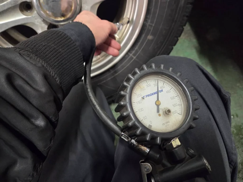 タイヤの空気圧を確認している様子