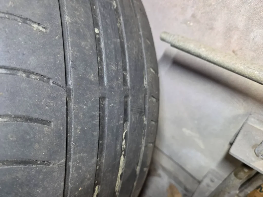 ひび割れしているタイヤ
