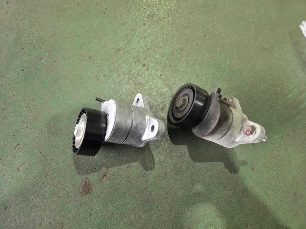 デリカD5のベルトテンショナー(古いものと新しいものを並べた写真)