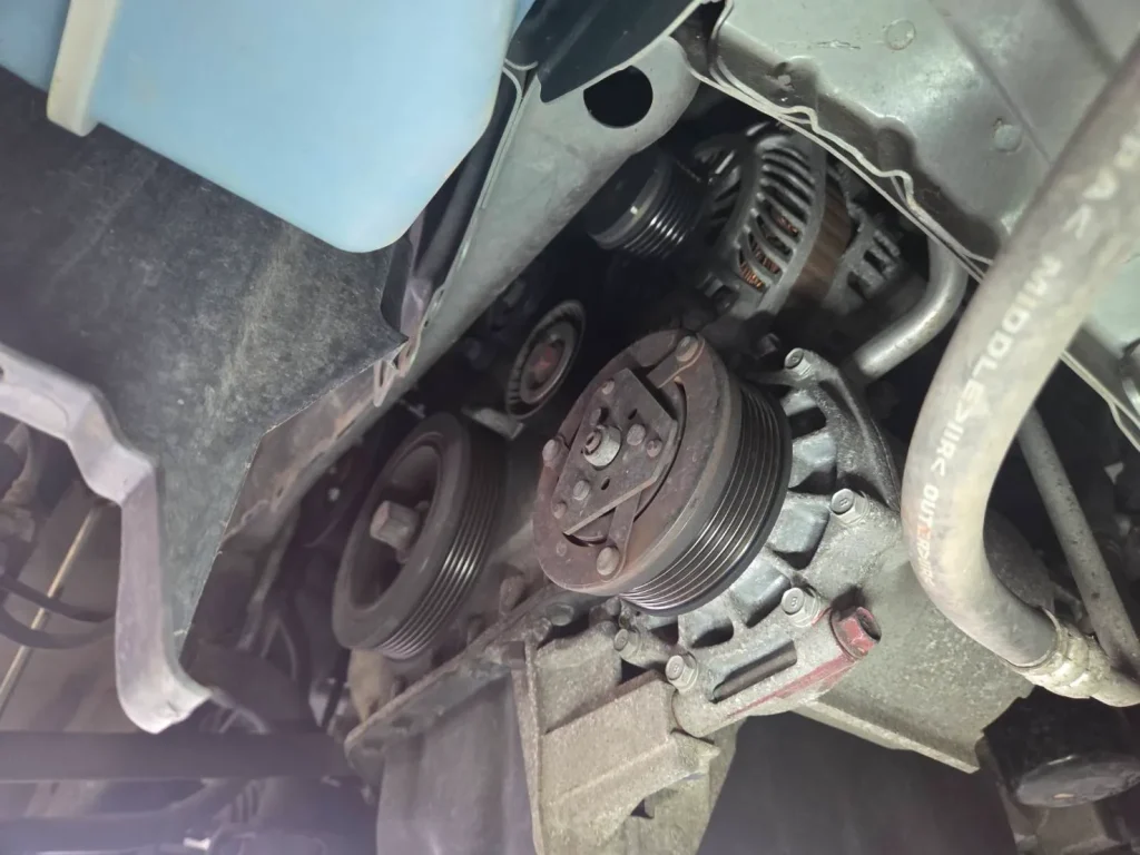 デリカD5のエンジンルーム(オルタネータとベルトテンショナー)交換前