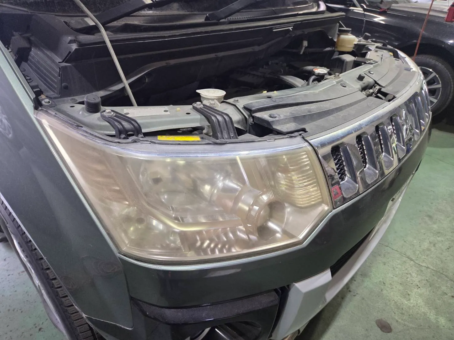 バッテリーが上がってレッカーされてきたデリカD5のエンジンルーム