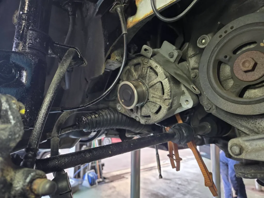 日産ノートの故障した4WDジェネレータ交換前の写真