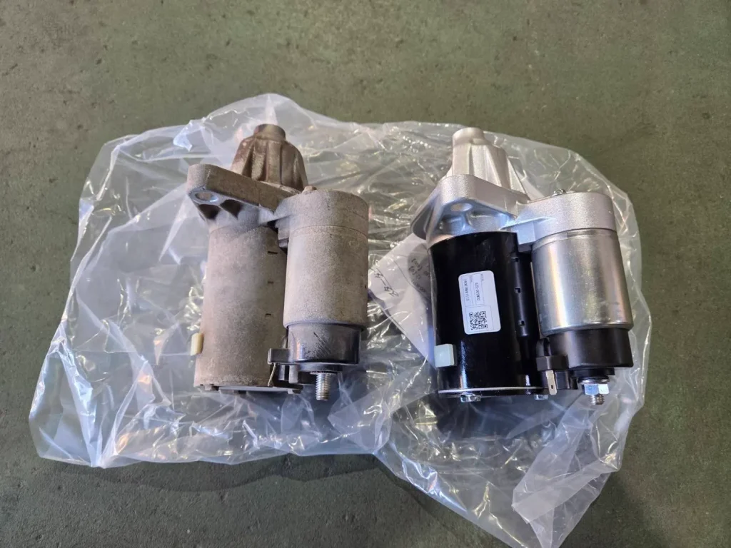 スズキMRワゴンの故障して取り外したセルモーターとリビルト品を並べた写真
