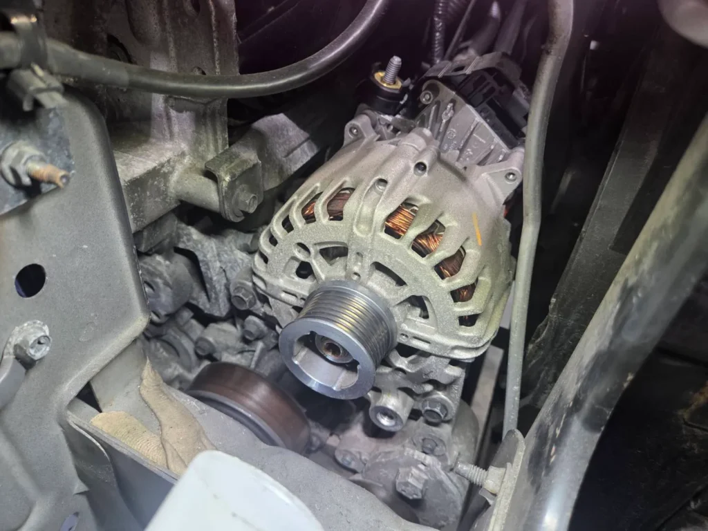 交換前の日産セレナのオルタネーター