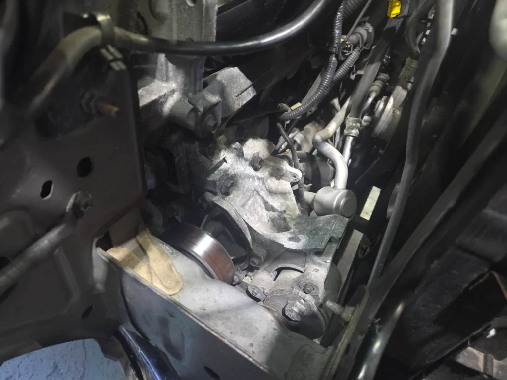 オルタネーターを取り外した日産セレナのエンジンルーム