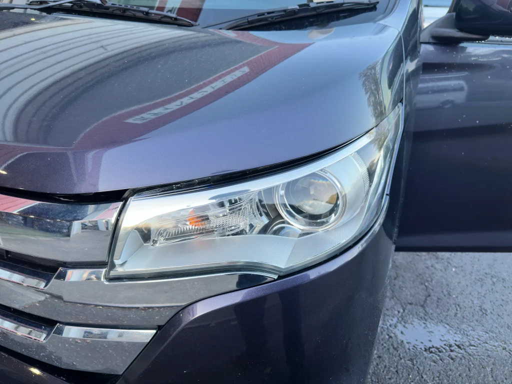 日産デイズハイウェイスター（紺）助手席側の磨いてクリアを取り戻したヘッドライト